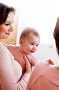 bebe cu mama in oglinda