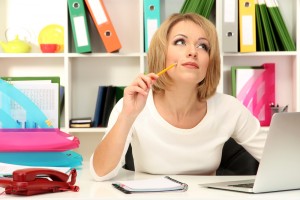 femeie la birou