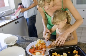 Junge Familie beim Kochen  Young family in kitchen, cooking together