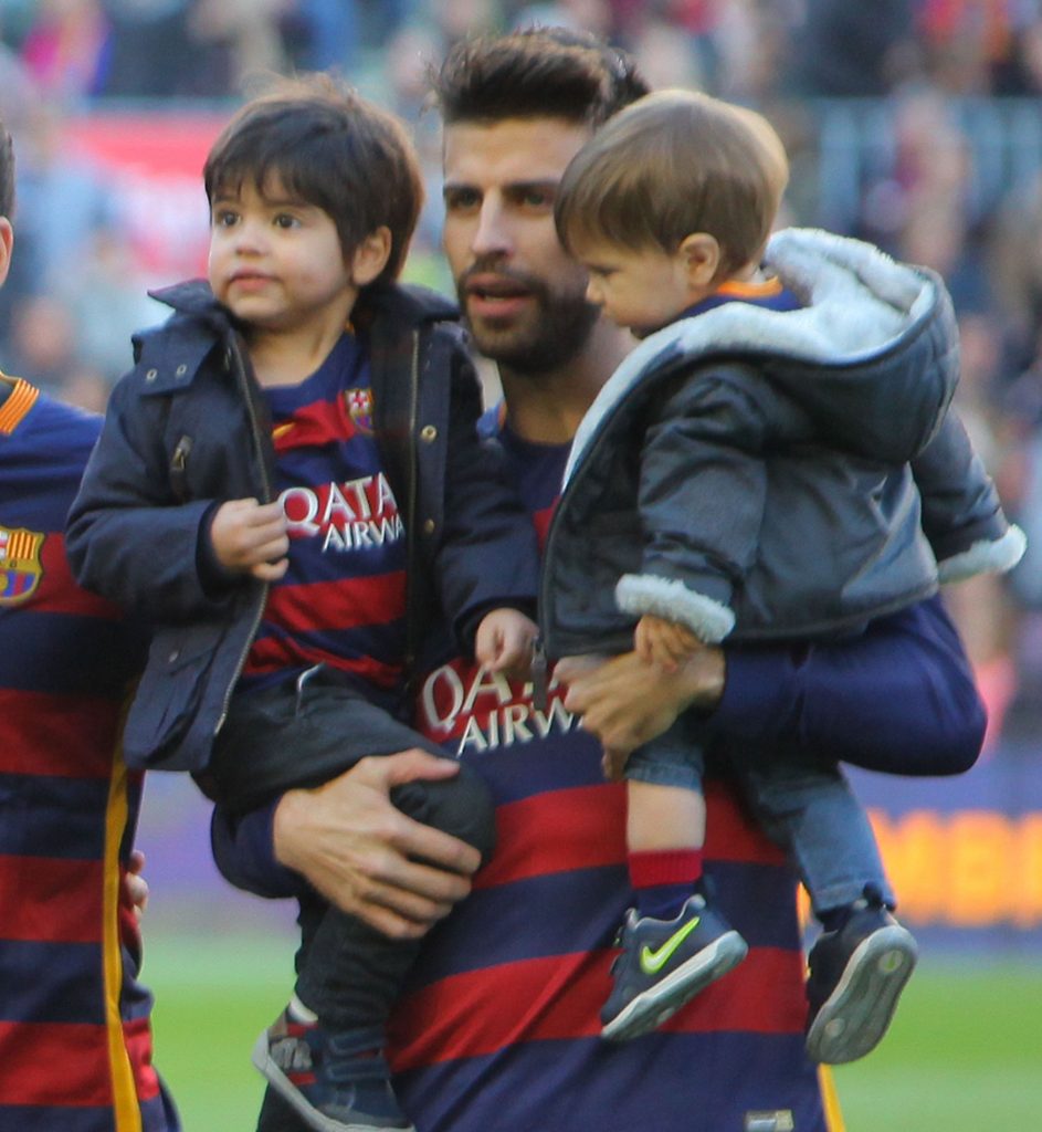 Gerard Pique impreuna cu cei doi copii