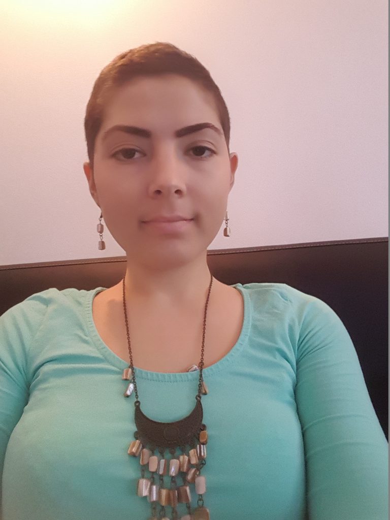 femeie bolnava de cancer in spital alaturi de insotitor. ramona ghinet