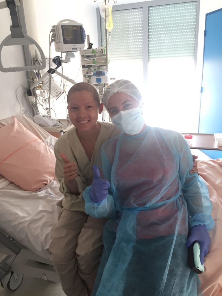 bolnava de leucemie si sotul i-a furat banii pentru tratament. femeie bolnava de cancer in spital alaturi de insotitor