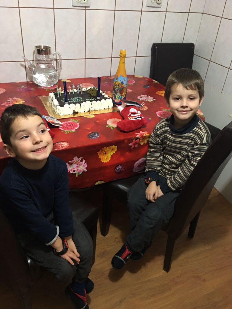 bolnava de leucemie si sotul i-a furat banii pentru tratament. imgine cu doi copii stand la masa