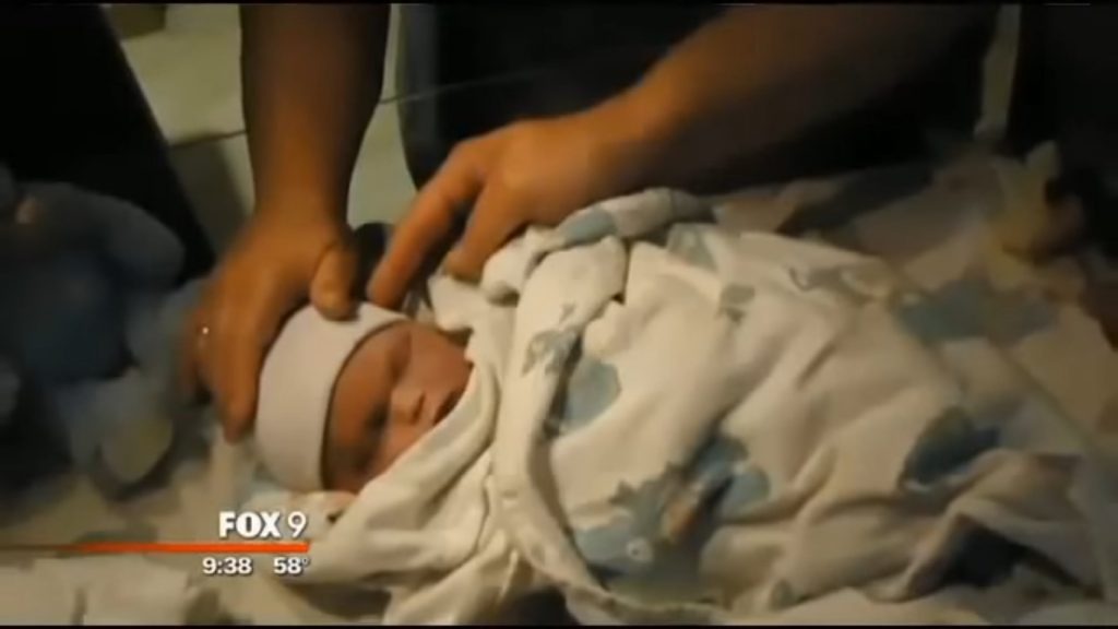 A vandut patutul copilului pe care il pierduse, insa cumparatorul i-a facut o surpriza de proportii 2