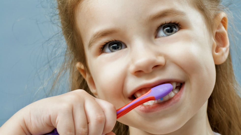 2 gre?eli pe care le fac copiii când se spal? pe din?i | REVISTA BABY