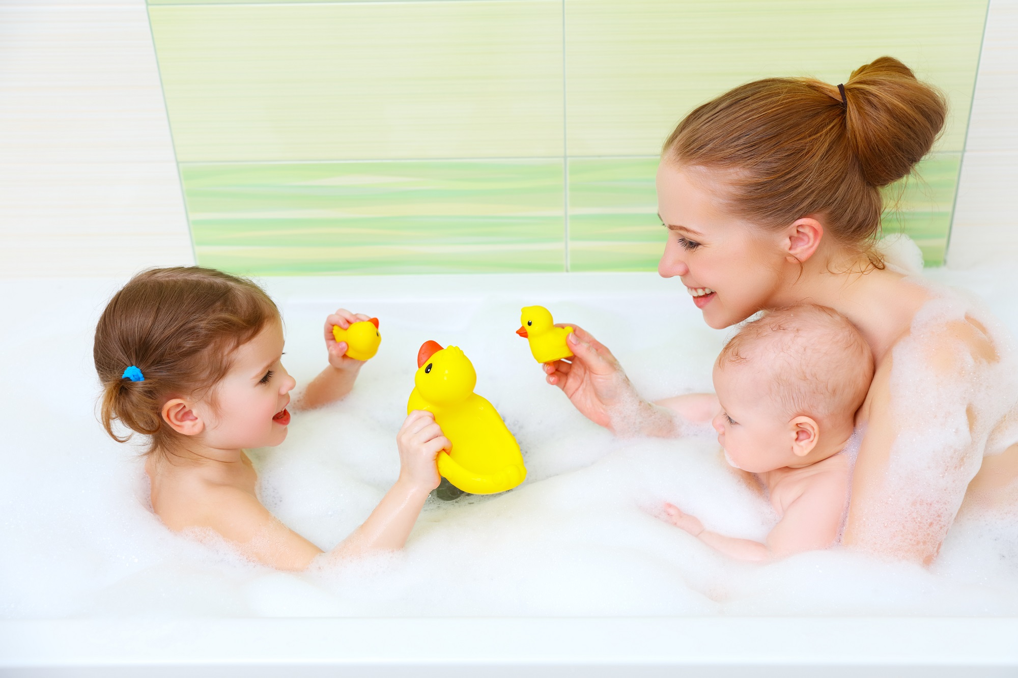 Молодые мамы в душе. Мама купается с детьми в ванной. Купание мамы с малышом в ванной. Дети моются в ванной. Совместное купание разнополых детей.