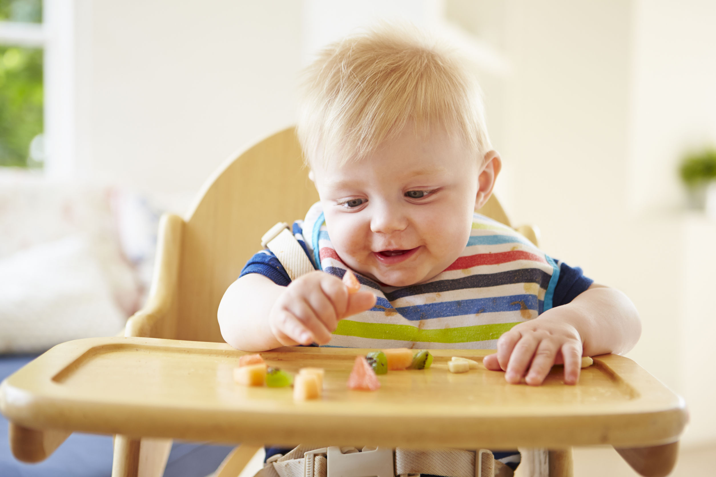Почему дети едят ночью. Педагогический прикор. Дети за столом. Ребенок кушает. Ребенок завтракает.