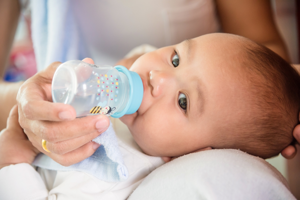 Новорожденным дают воду пить. Малыш с бутылочкой. Бутылочка для кормления. Вода для новорожденных при грудном вскармливании. Питье для новорожденного ребенка.