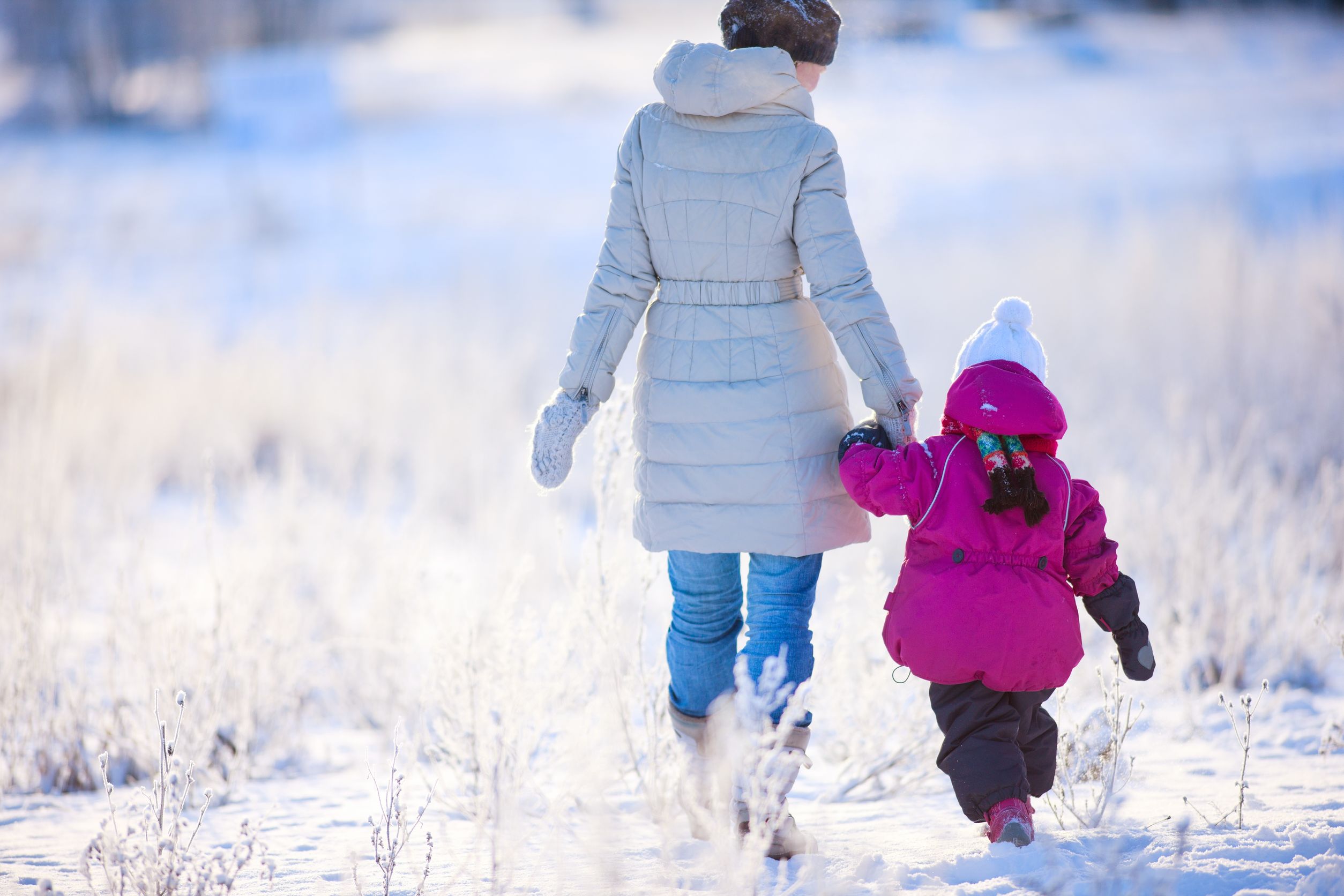 Гулять мягкое. Дети зимой. Мама с ребенком зимой. Зимние прогулки с детьми. Дети на прогулке зимой.
